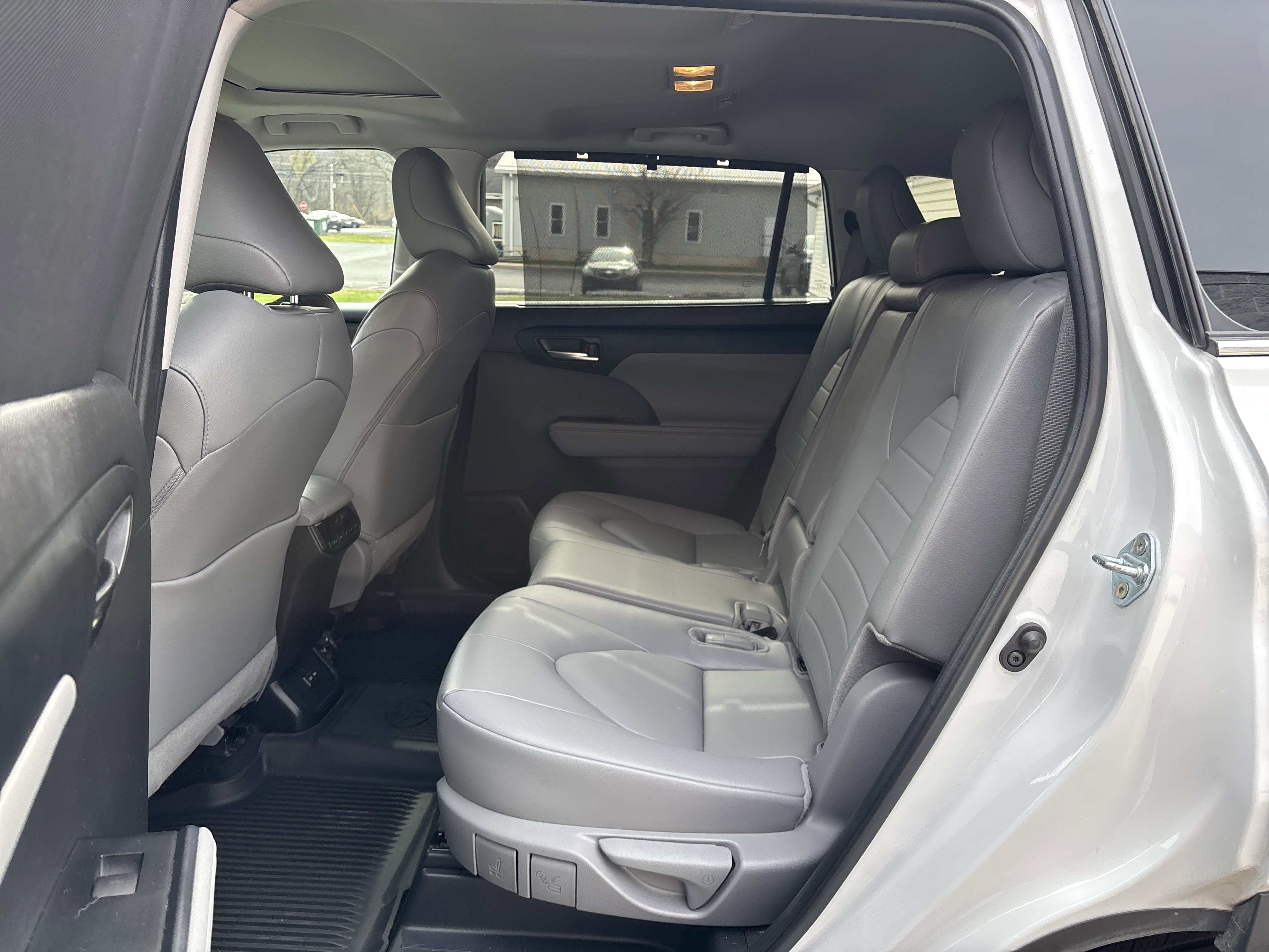 Used 2024 Toyota Highlander XLE image 14