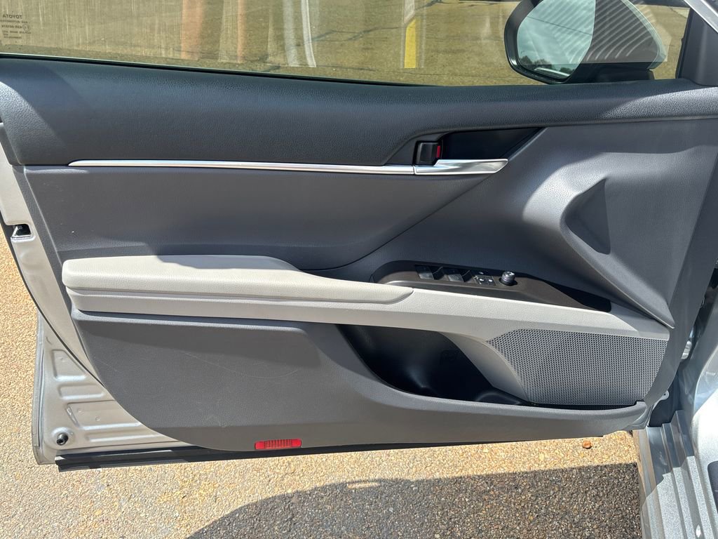 Used 2023 Toyota Camry SE image 6