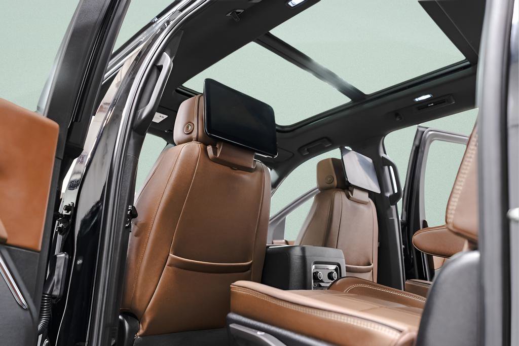 Used 2025 Chevrolet Suburban High Country image 32