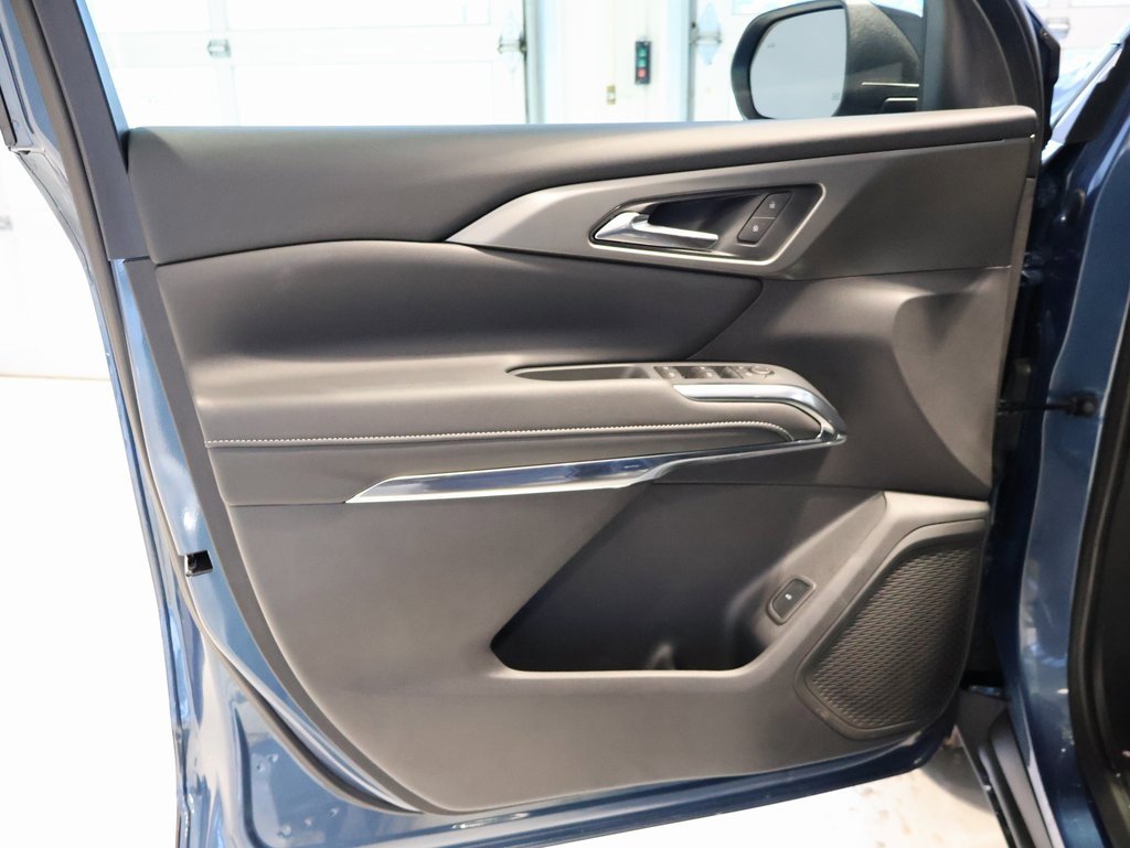 Used 2025 Chevrolet Traverse LT w/ Sun and Wheel Package image 11