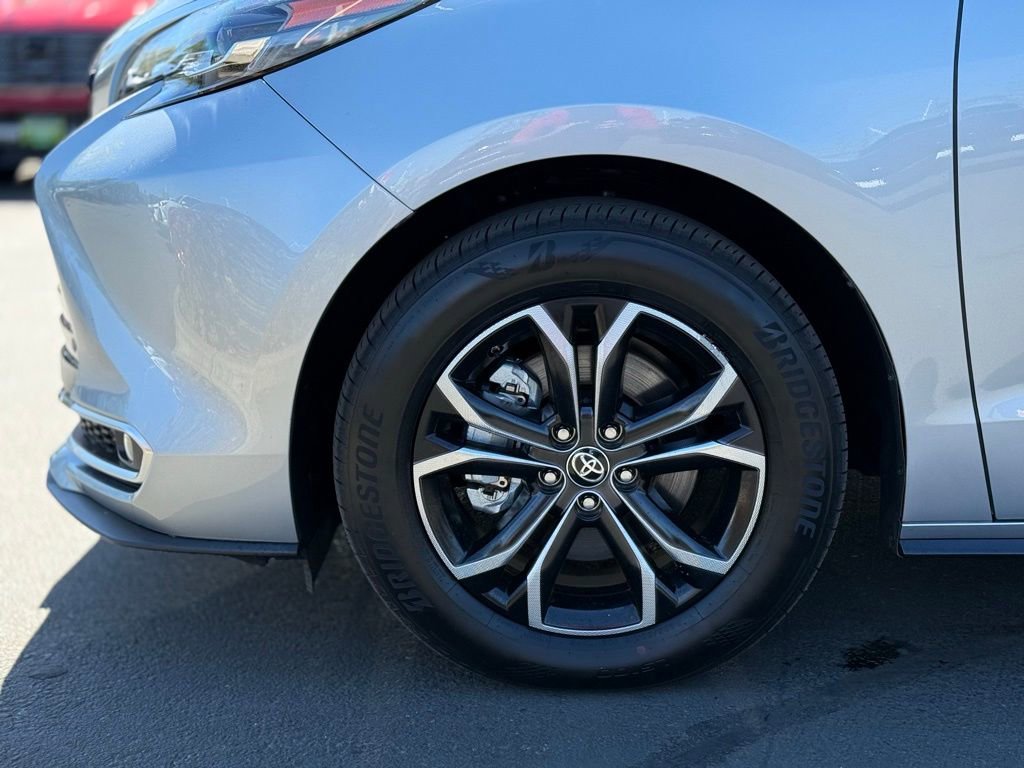 Used 2025 Toyota Sienna Platinum image 9