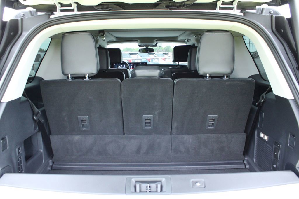 Used 2025 Ford Expedition Platinum w/ Driver's Package AWD/4WD image 12