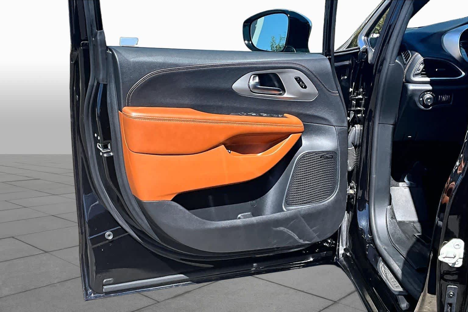 Used 2025 Chrysler Pacifica Pinnacle FWD image 21