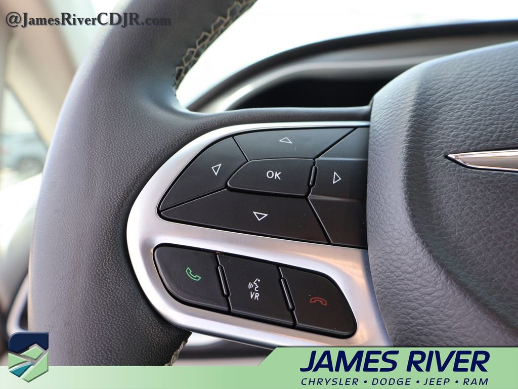 Used 2024 Chrysler Pacifica Touring-L image 25