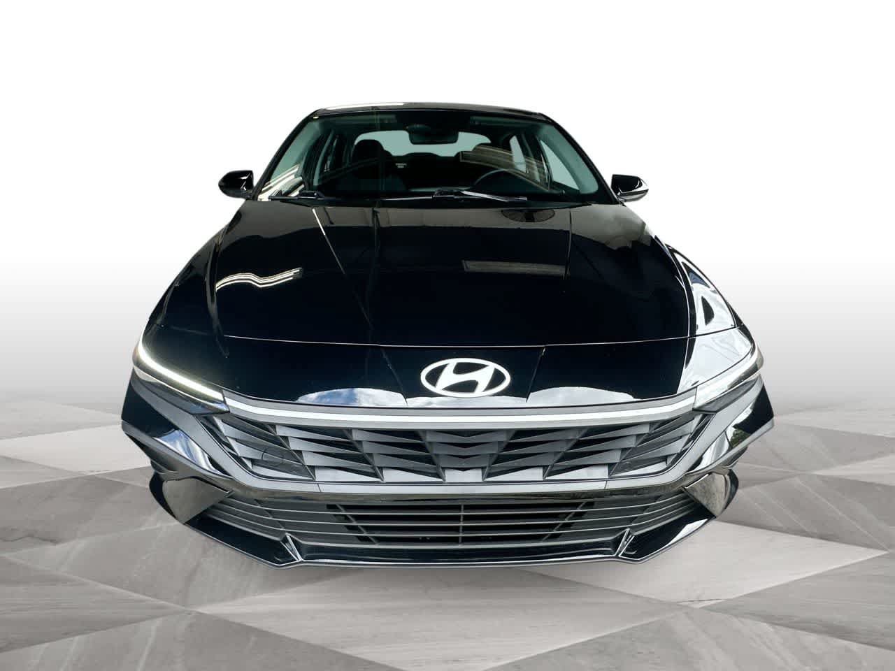 Used 2026 Hyundai Elantra SE FWD image 3