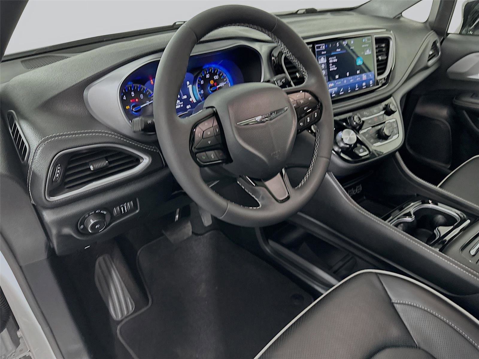 Used 2025 Chrysler Pacifica Limited image 9