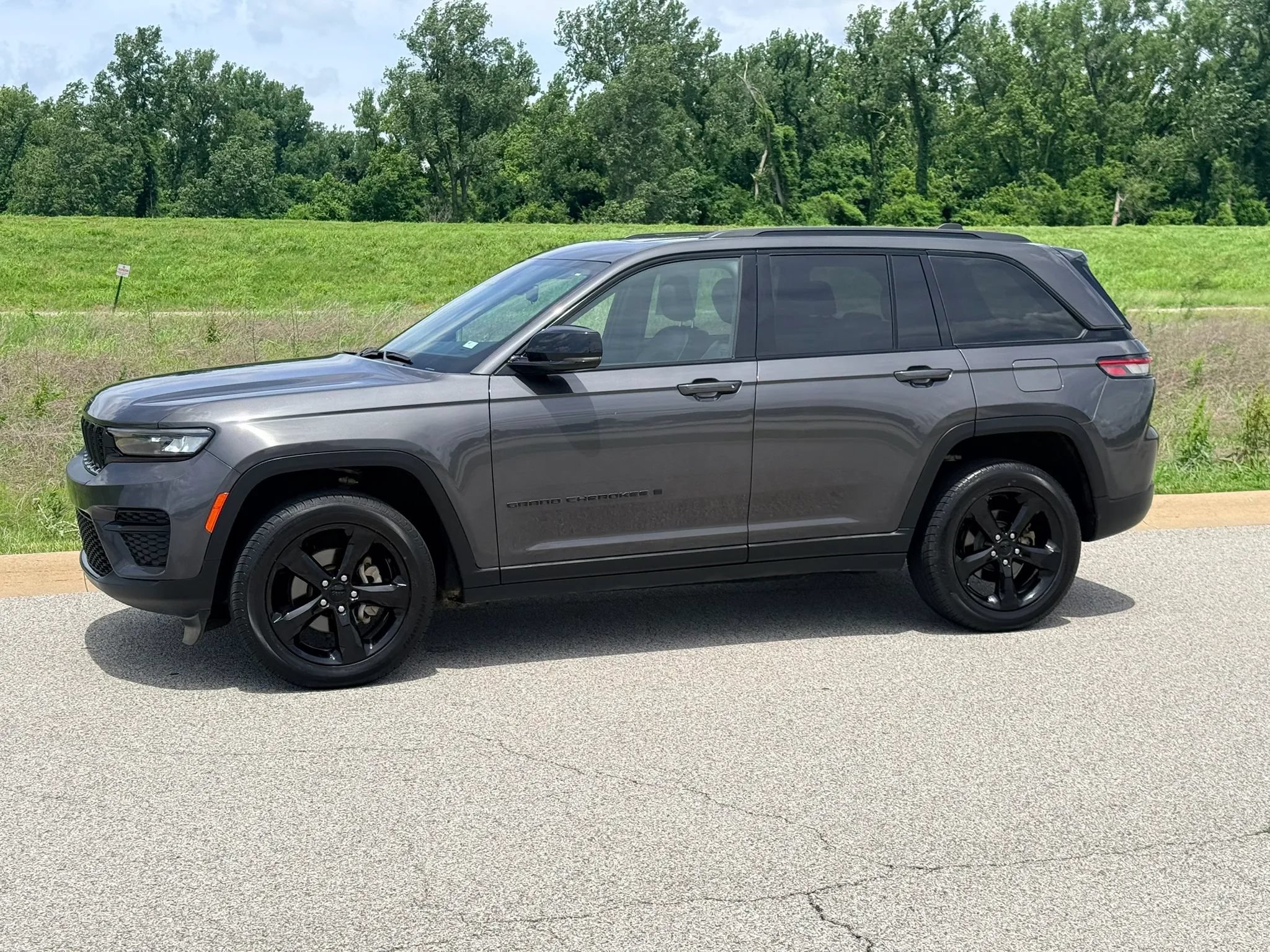 Used 2023 Jeep Grand Cherokee Altitude AWD/4WD image 15