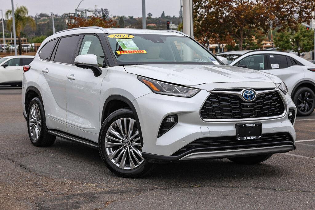 Used 2023 Toyota Highlander Platinum FWD image 1