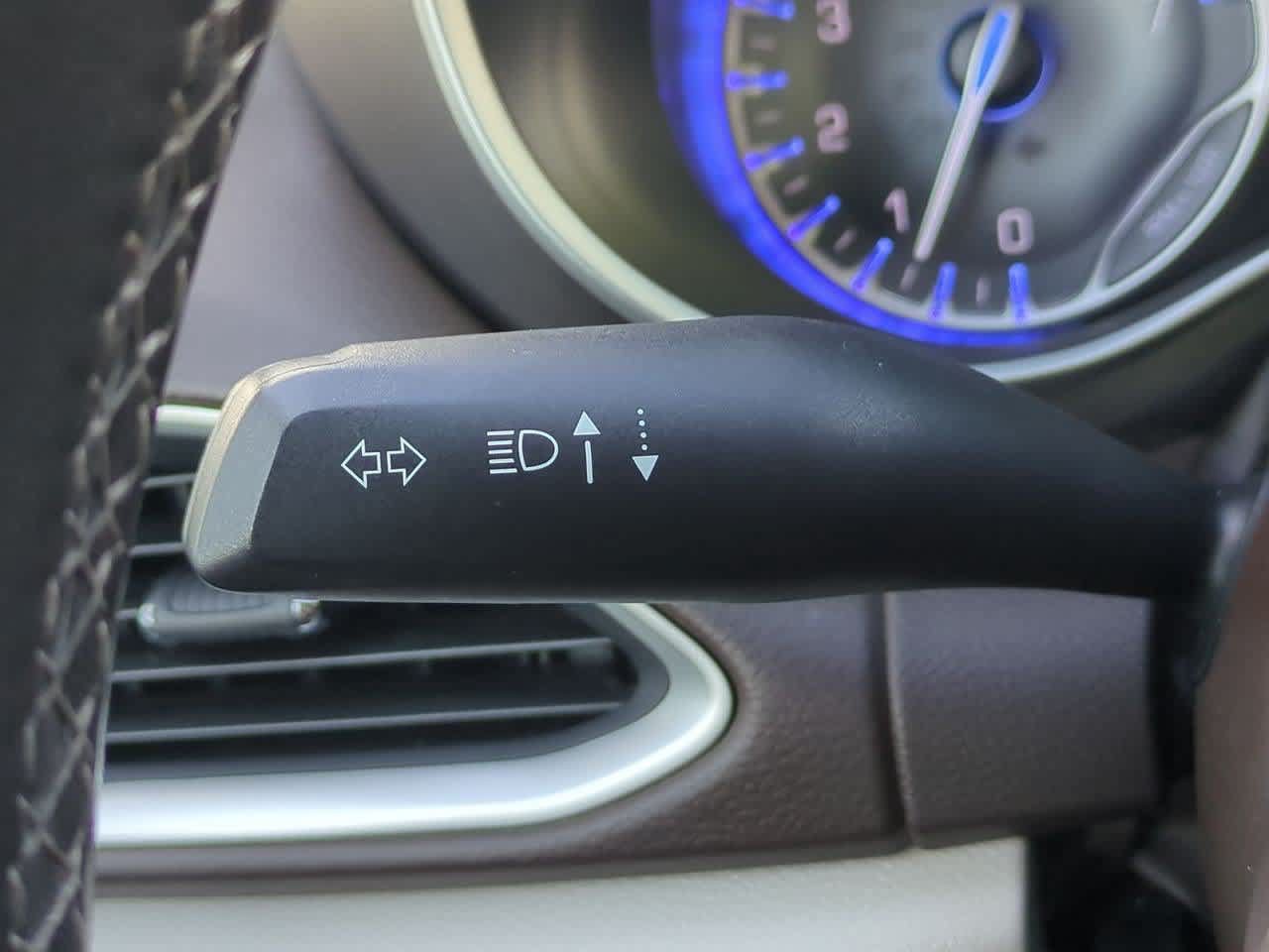 Used 2017 Chrysler Pacifica Touring-L FWD image 25