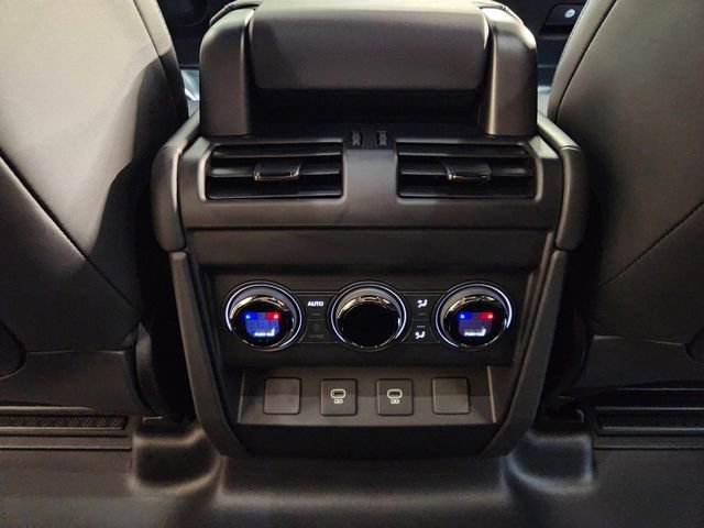 Used 2025 Land Rover Defender 110 image 29