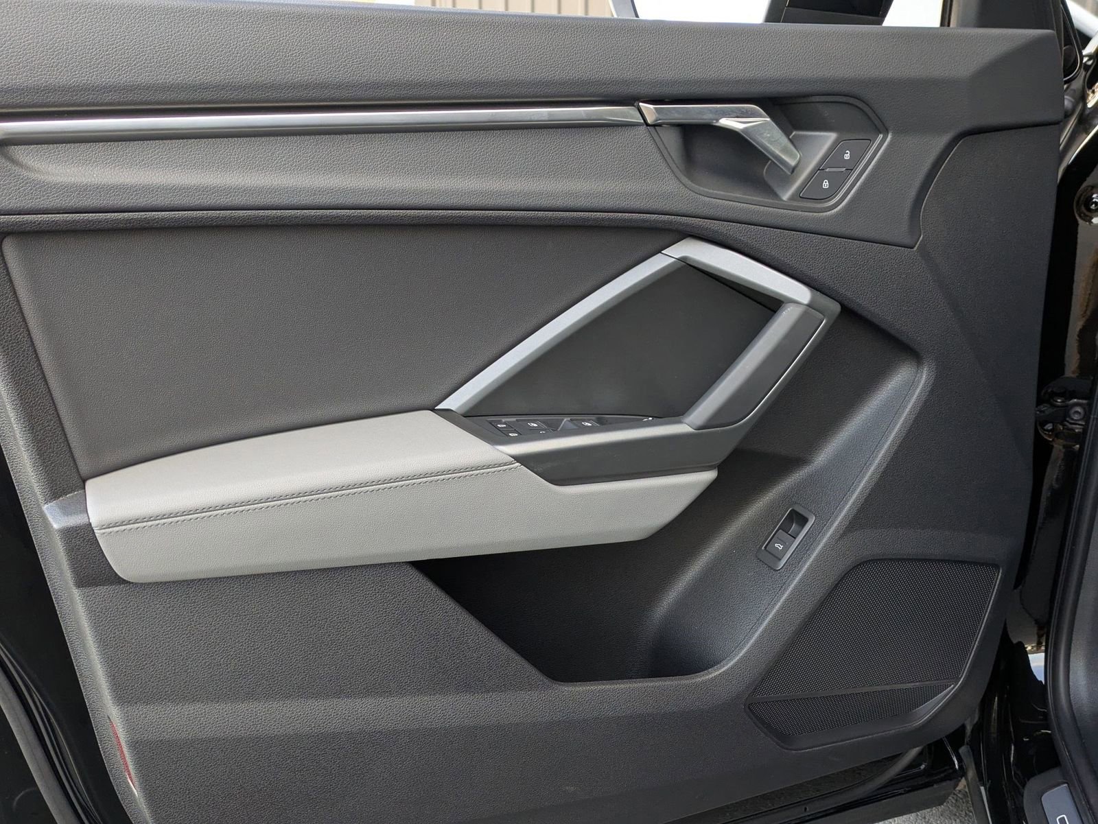 Used 2025 Audi Q3 2.0T Premium w/ Black Optic Sport Package image 16