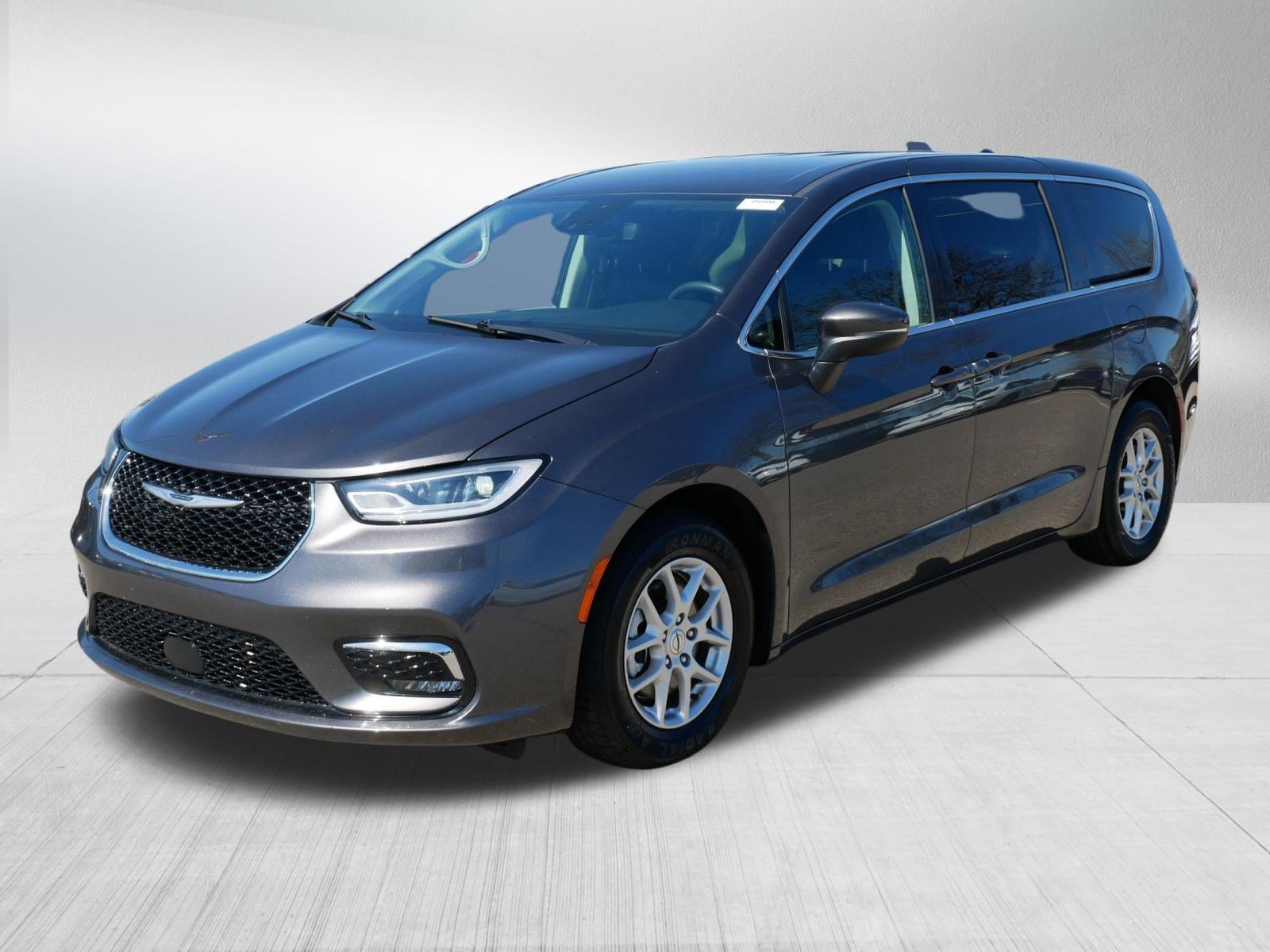 Used 2023 Chrysler Pacifica Touring-L FWD image 3