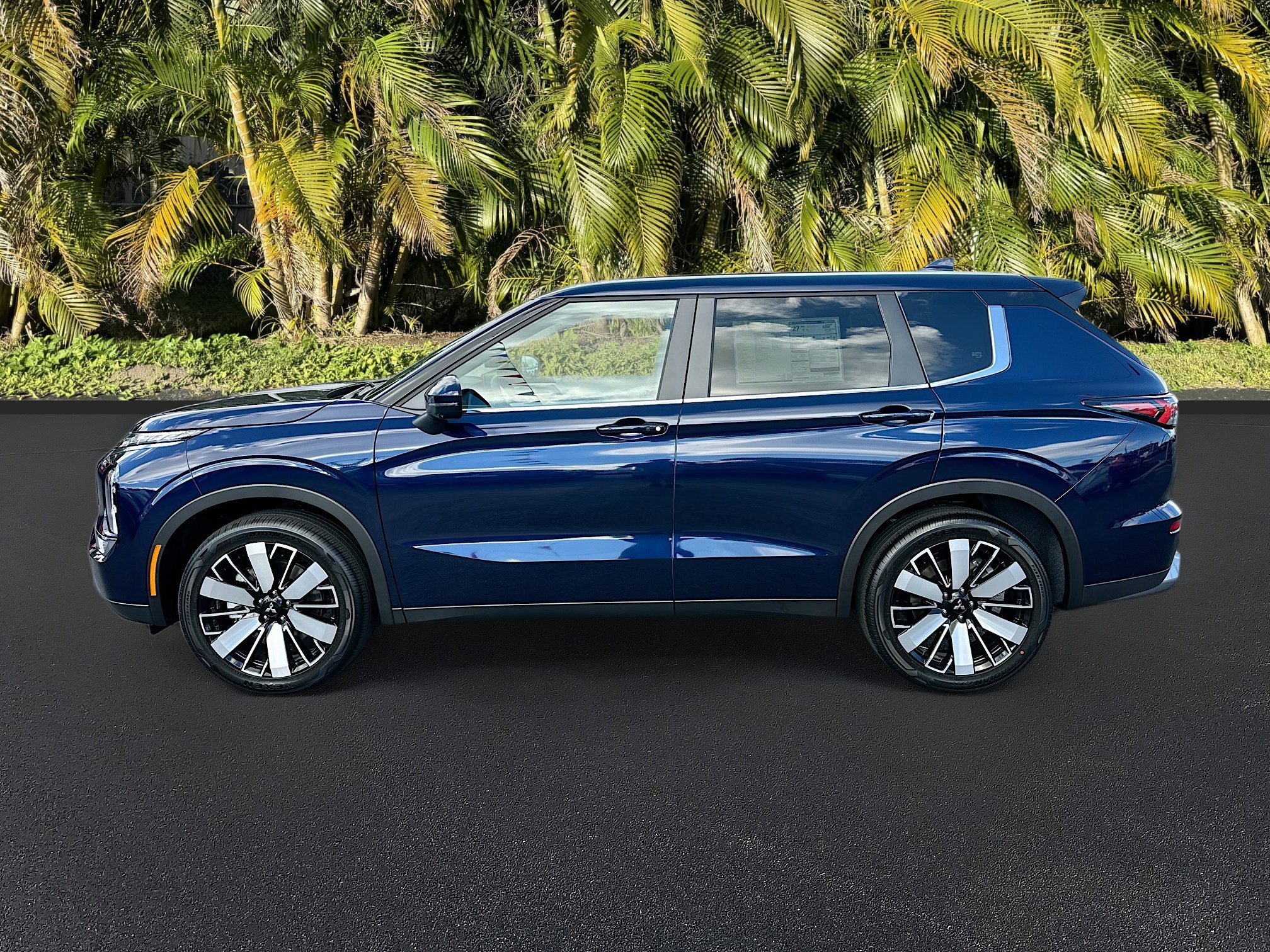 New 2025 Mitsubishi Outlander SE image 2