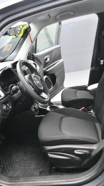 Used 2023 Jeep Renegade Latitude image 19