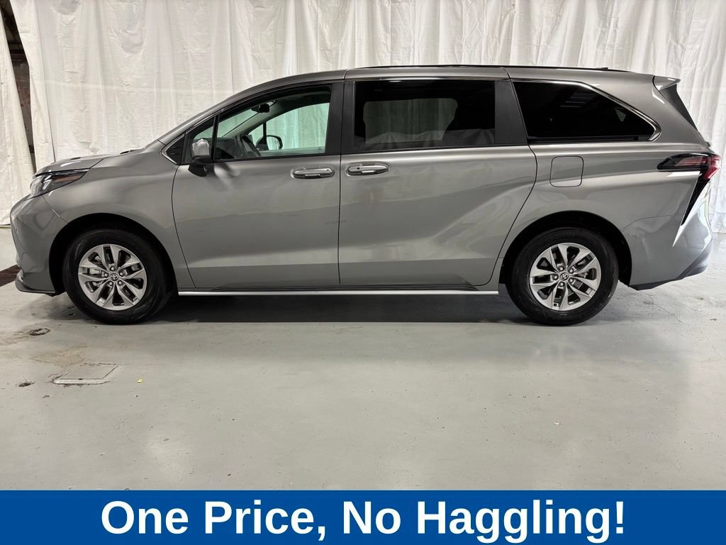 Used 2026 Toyota Sienna LE FWD image 4
