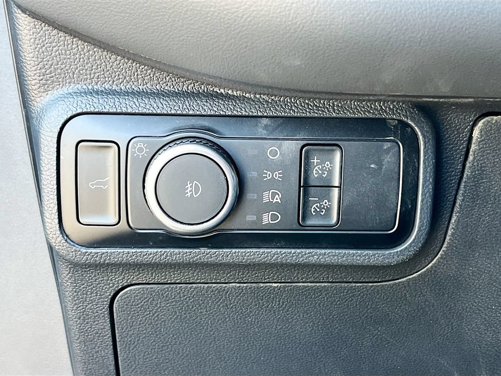 Used 2025 Ford Explorer Active AWD/4WD image 9