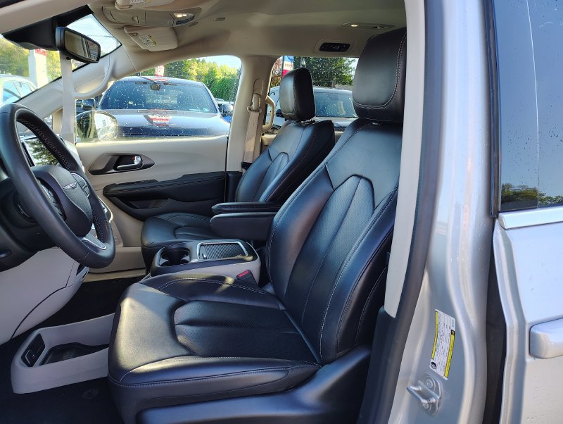Used 2024 Chrysler Pacifica Touring-L FWD image 10
