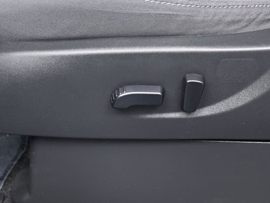 Used 2024 Nissan Frontier SV image 12