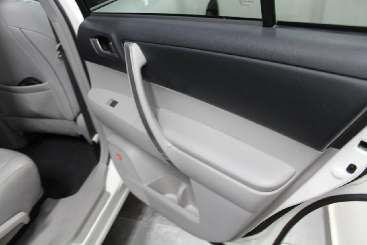 Used 2012 Toyota Highlander SE w/ Tow Pkg AWD/4WD image 32
