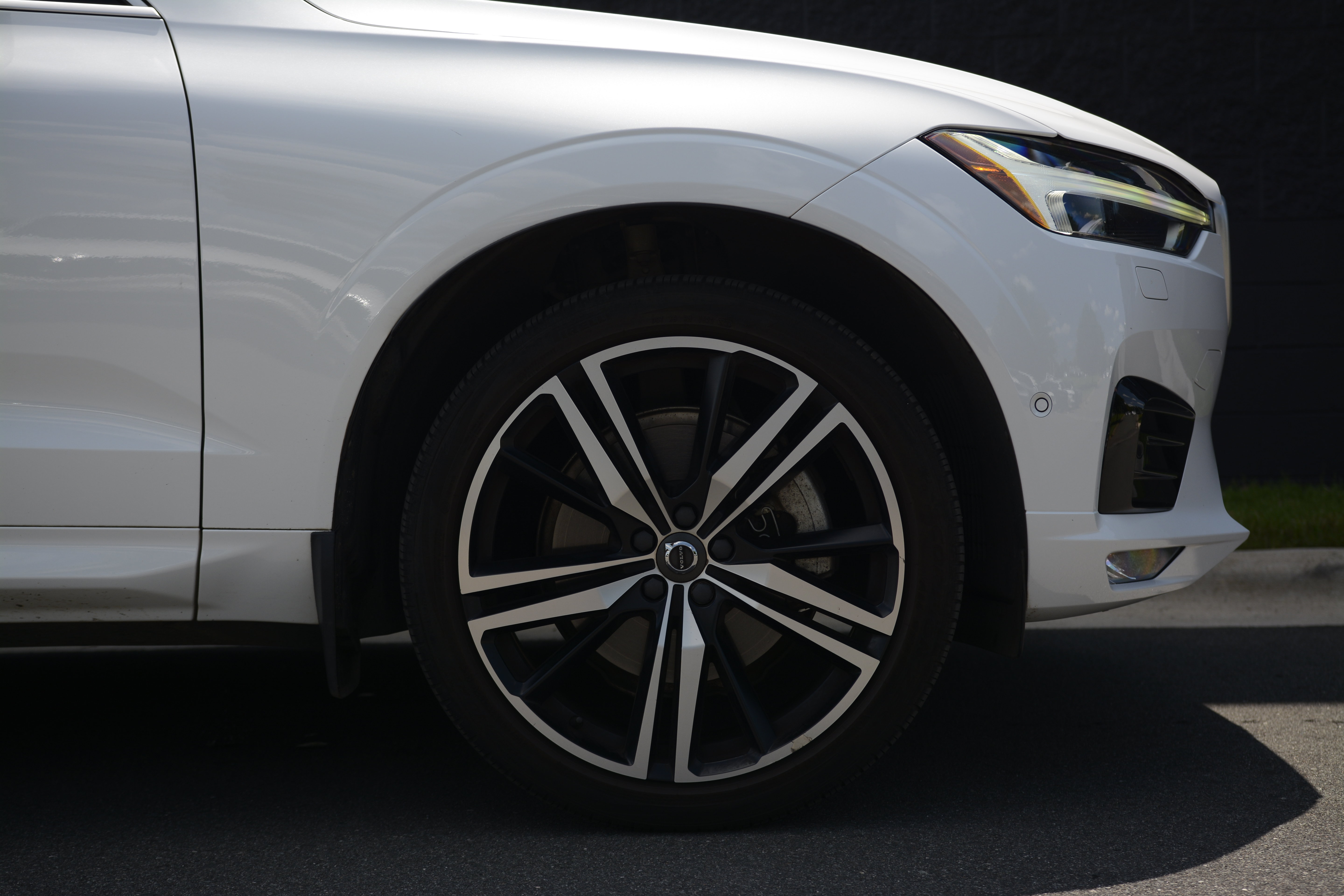 Used 2019 Volvo XC60 T6 R-Design w/ Protection Package Premier AWD/4WD image 11