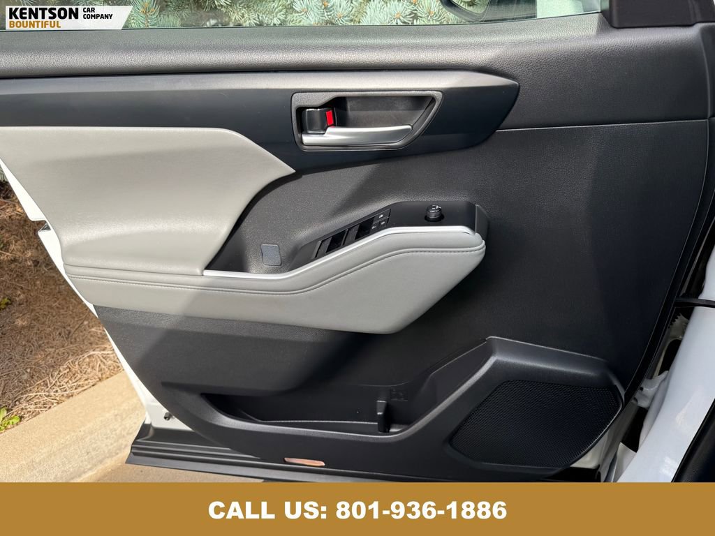 Used 2025 Toyota Highlander XLE image 21