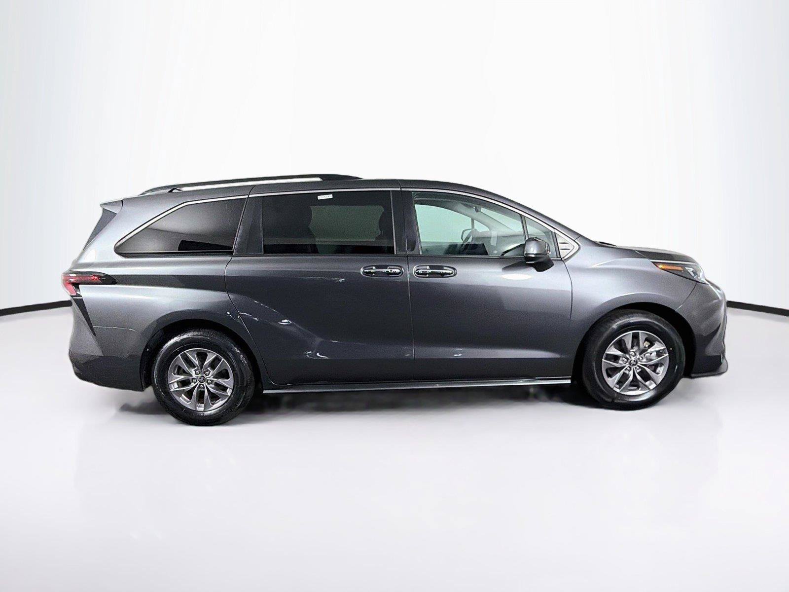 Used 2025 Toyota Sienna XLE FWD image 12
