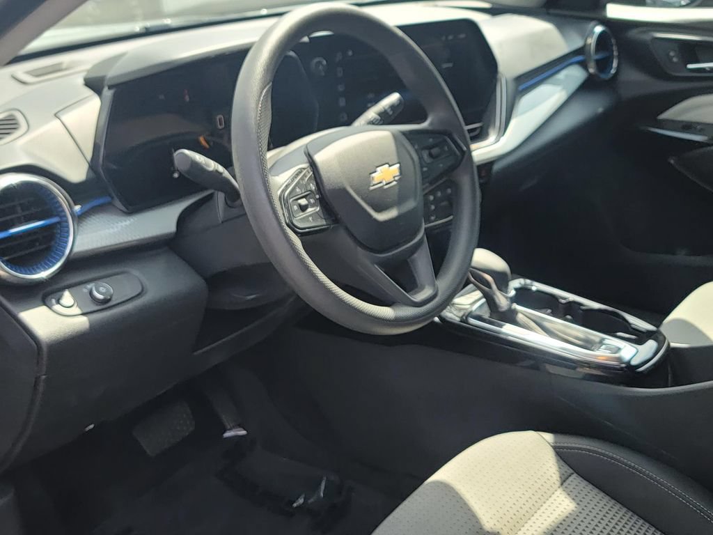 Used 2025 Chevrolet Trax LT FWD image 15