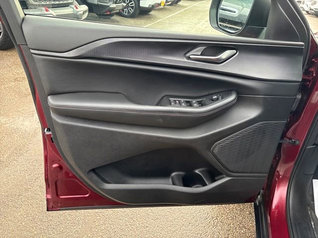 Used 2025 Jeep Grand Cherokee Laredo image 13