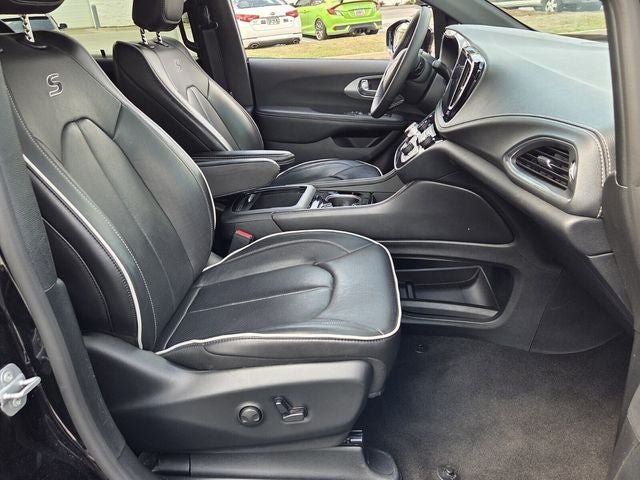 Used 2026 Chrysler Pacifica Limited w/ S Appearance Package FWD image 19