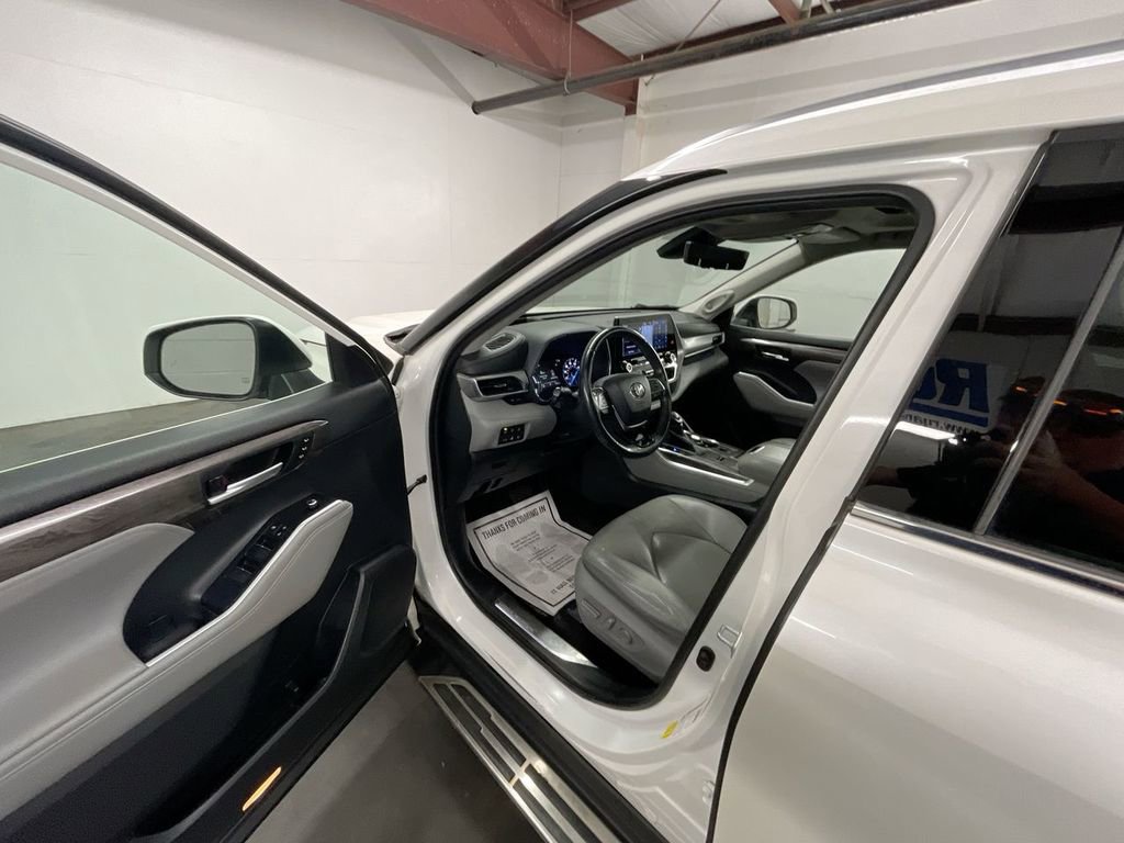 Used 2020 Toyota Highlander Platinum image 10