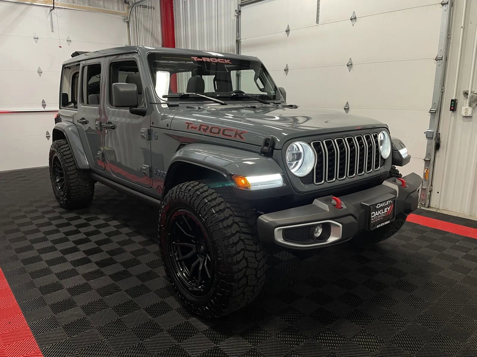 Used 2025 Jeep Wrangler Unlimited Sahara w/ Safety Group AWD/4WD image 4