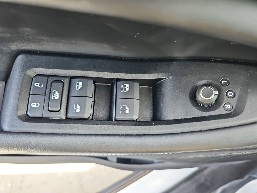 Used 2023 Jeep Grand Cherokee L Laredo image 32