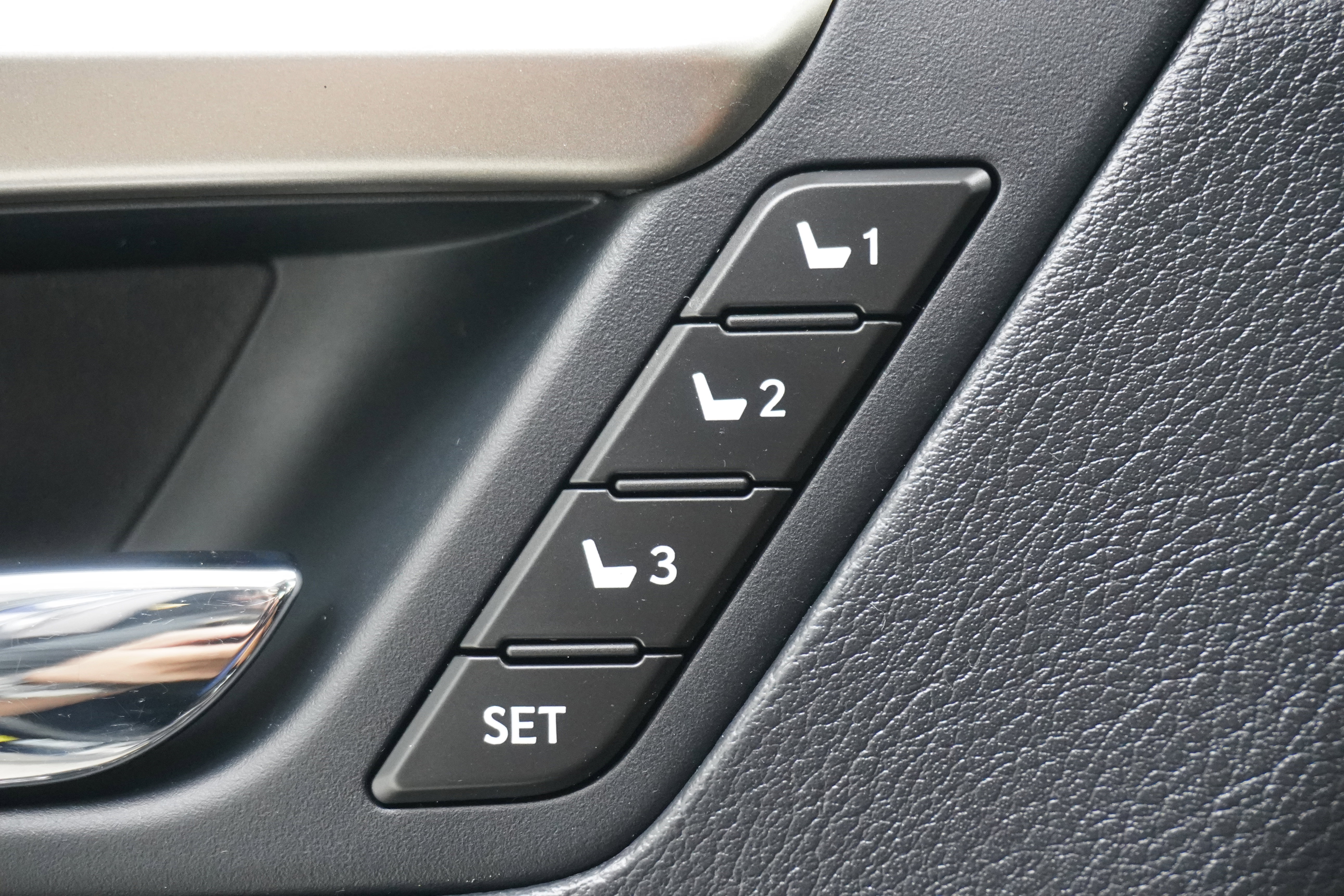 Used 2018 Lexus RX 350L FWD image 17