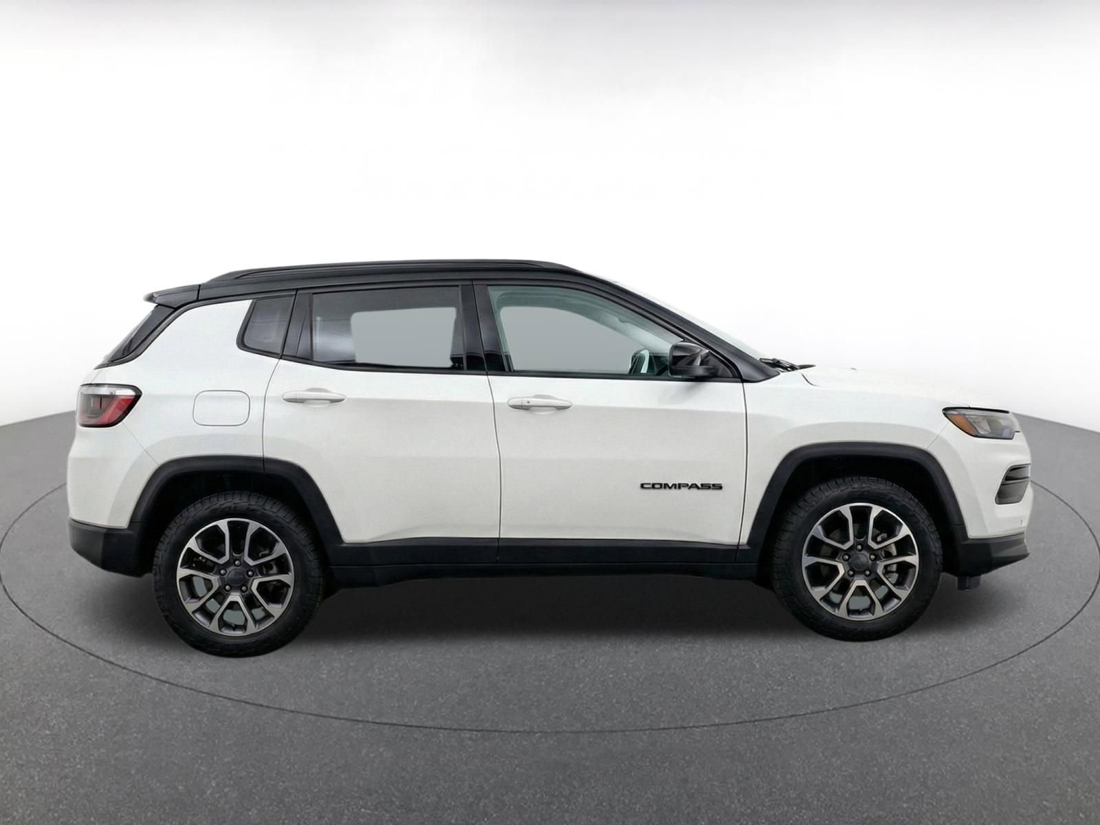 Used 2025 Jeep Compass Trailhawk AWD/4WD image 14