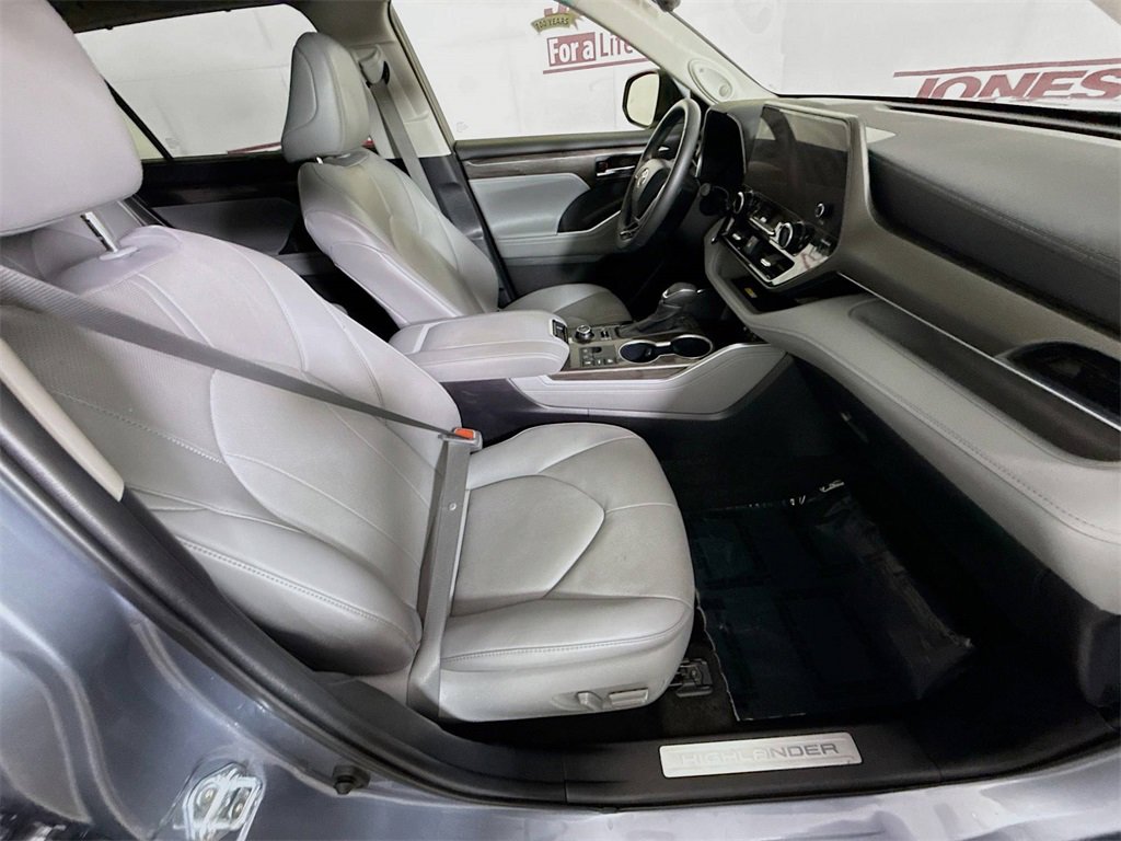 Used 2023 Toyota Highlander Limited image 32