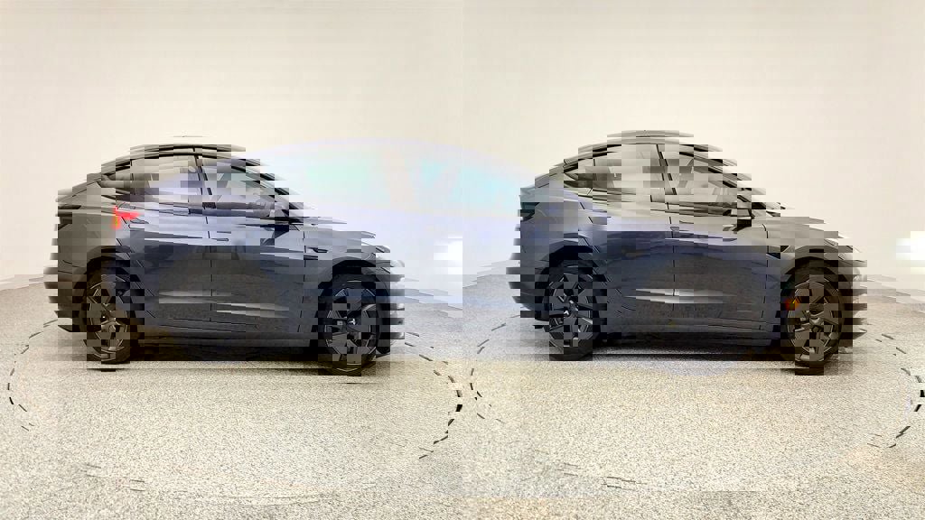 Used 2023 Tesla Model 3 Standard Range image 4