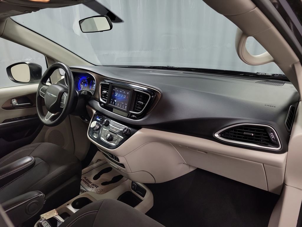 Used 2020 Chrysler Voyager L image 28