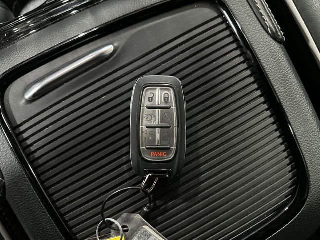 Used 2025 Chrysler Pacifica Limited image 35