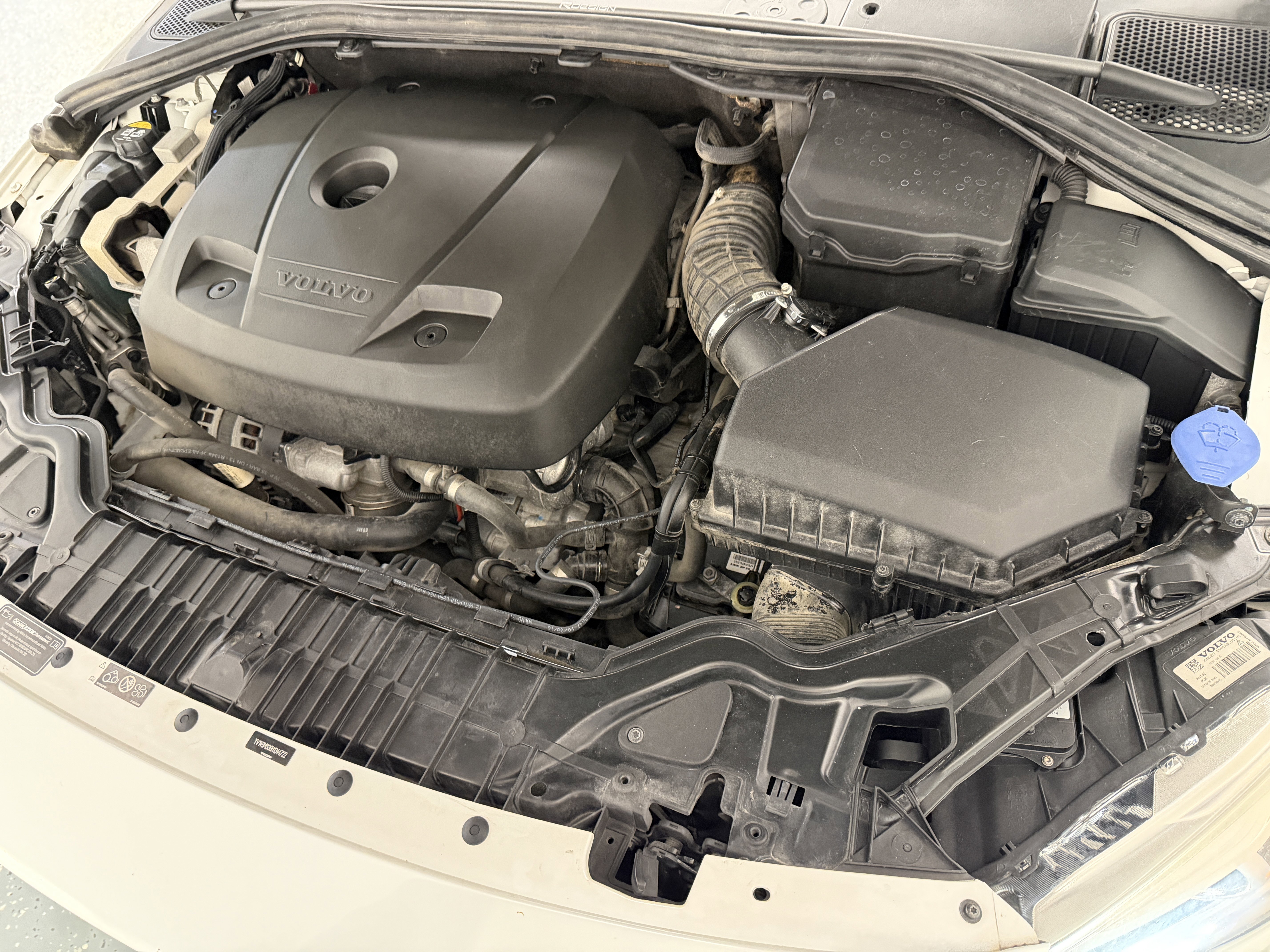 Used 2017 Volvo V60 T6 R-Design Platinum w/ Climate Package image 34