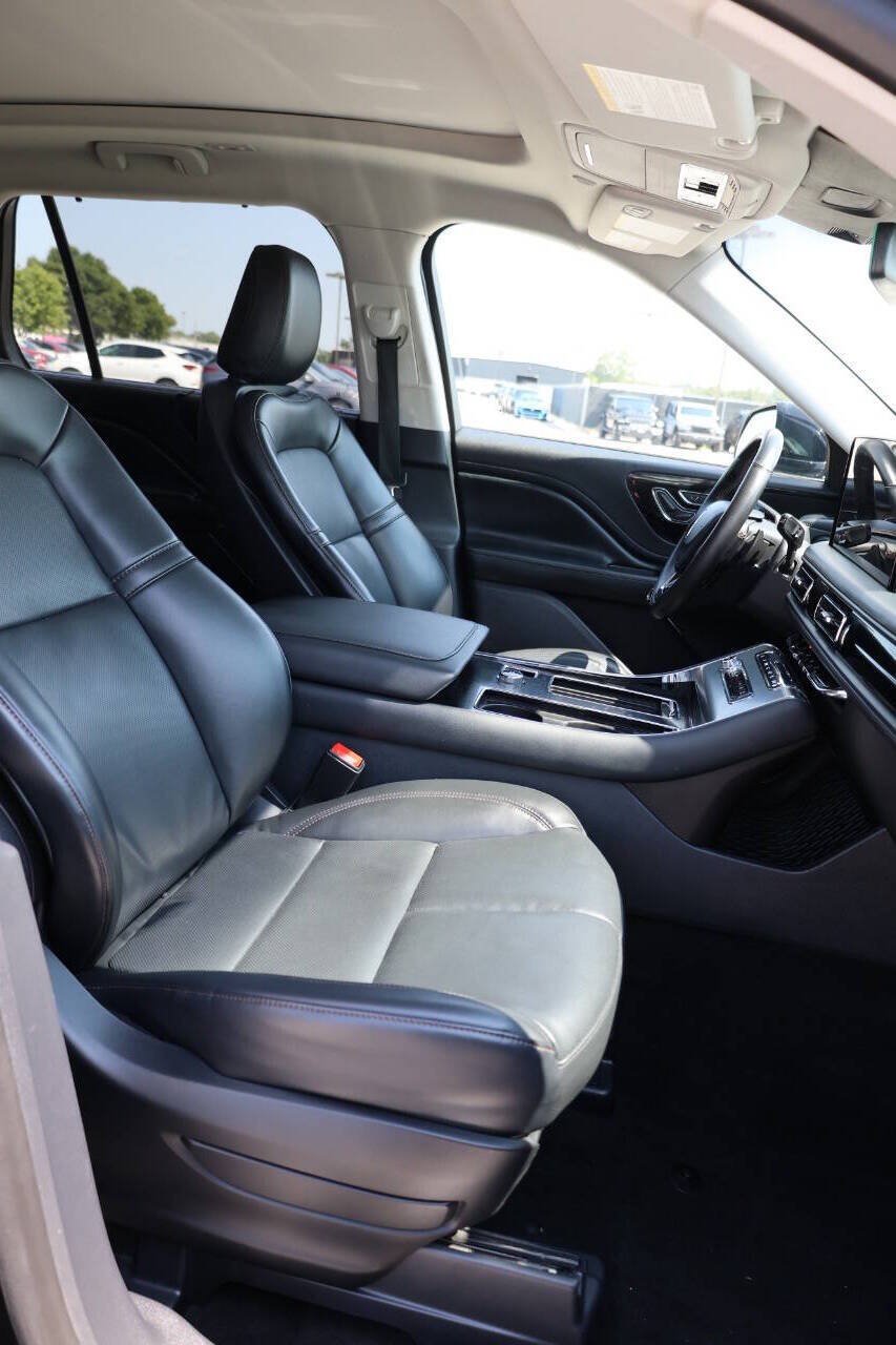 Used 2025 Lincoln Aviator AWD image 15