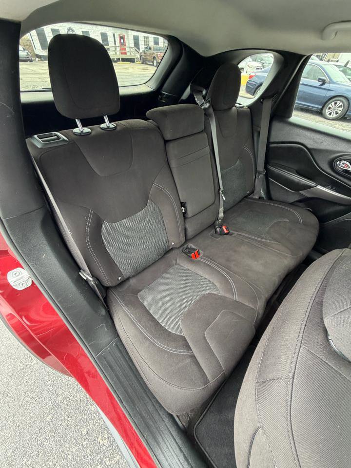 Used 2019 Jeep Cherokee Latitude w/ Popular Appearance Group AWD/4WD image 15