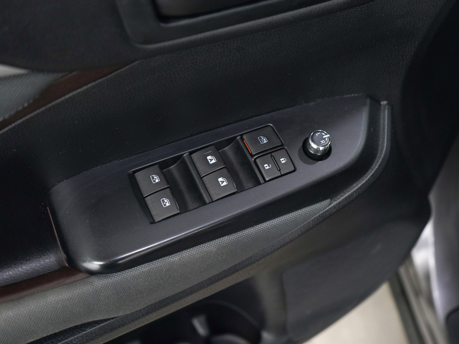 Used 2015 Toyota Highlander LE AWD/4WD image 22