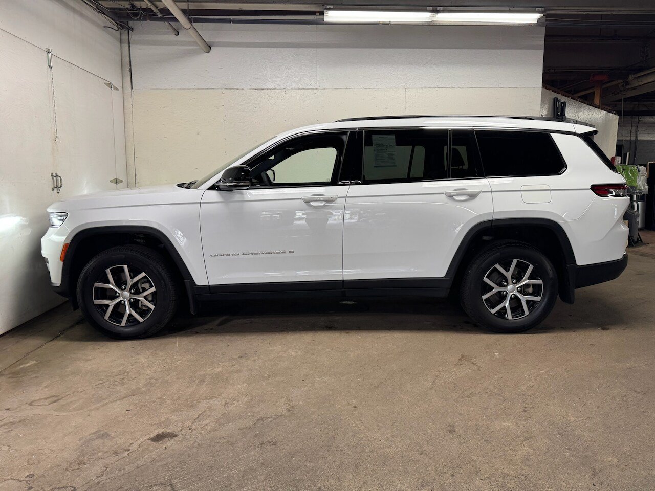 Used 2025 Jeep Grand Cherokee L Limited w/ Trailer Tow Package AWD/4WD image 8