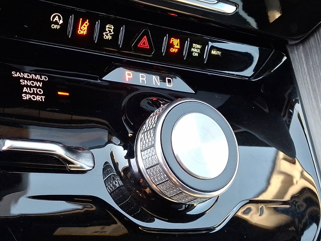 Certified 2024 Jeep Wagoneer L Series II w/ Flexible Seating Group image 30