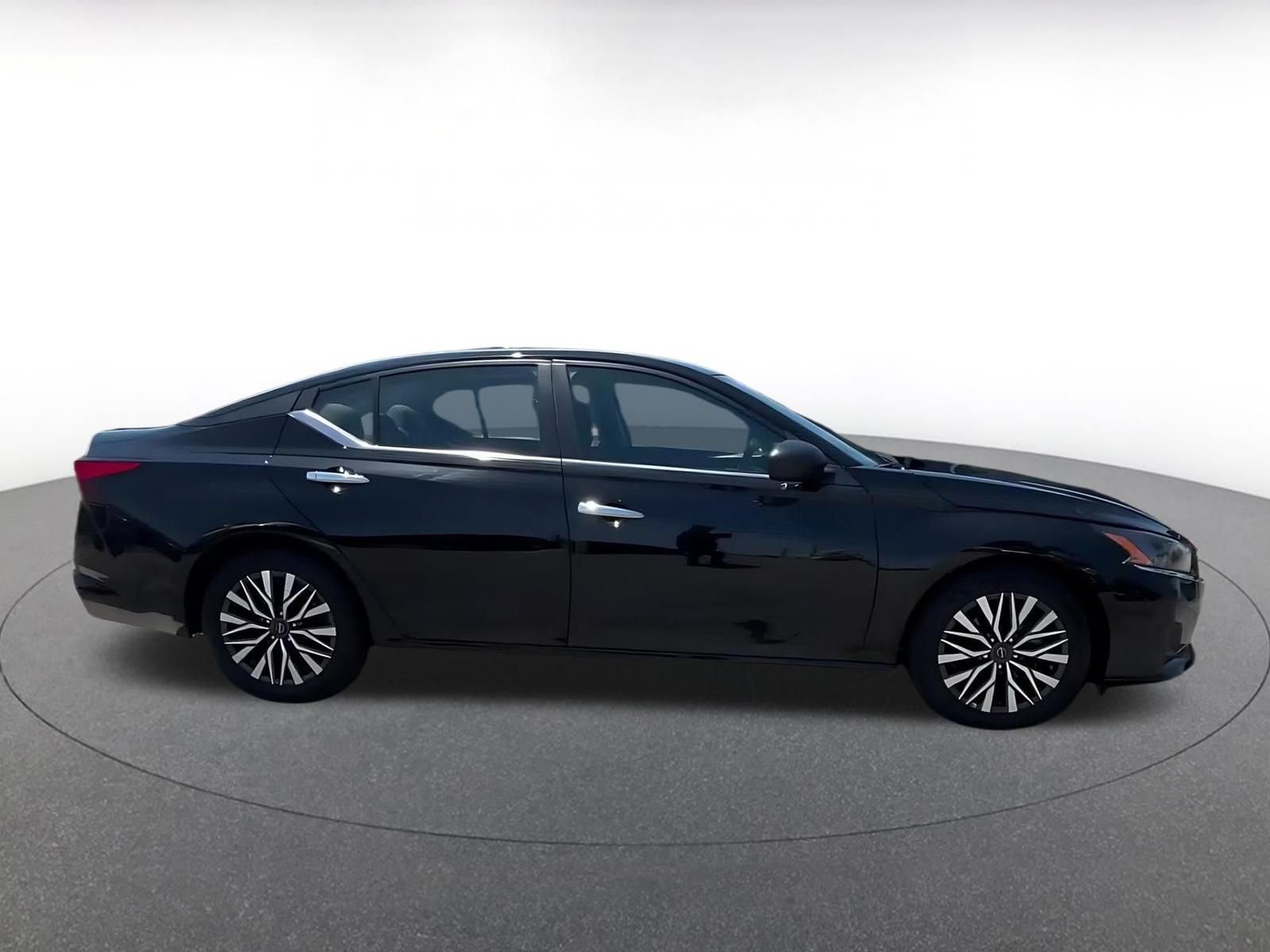 Used 2025 Nissan Altima 2.5 SV FWD image 16