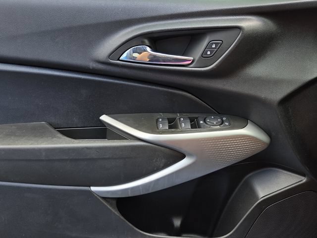 Certified 2024 Chevrolet Trax RS w/ Sunroof Package FWD image 17