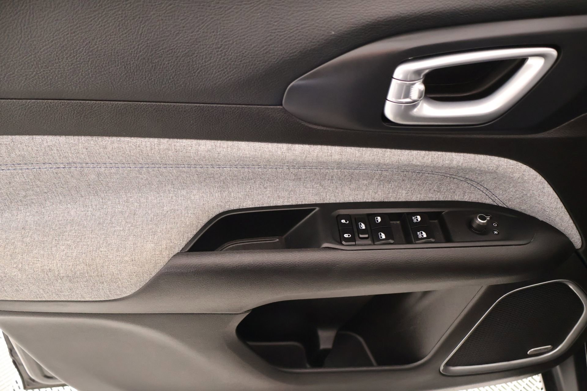 Used 2025 Jeep Compass Latitude w/ Sun & Sound Group AWD/4WD image 16