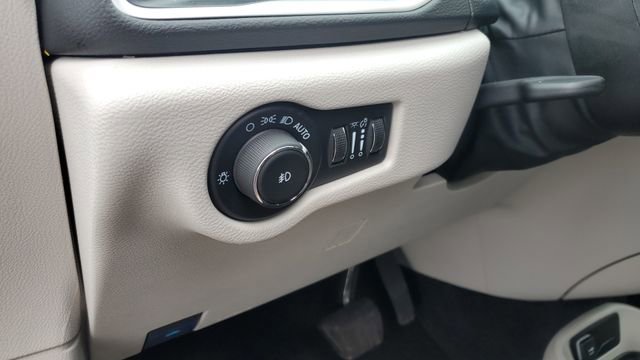 Certified 2024 Chrysler Pacifica Touring-L image 9