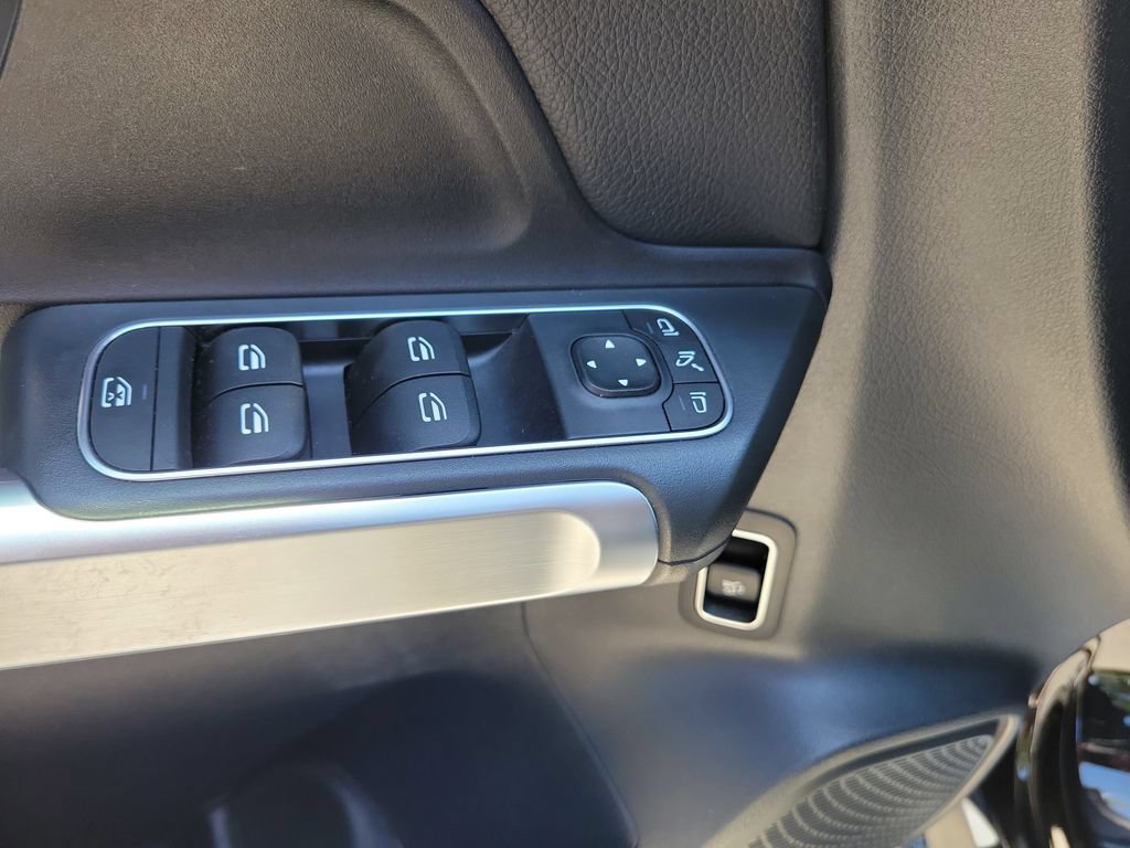 Used 2023 Mercedes-Benz GLB 250 4MATIC w/ Premium Package image 22