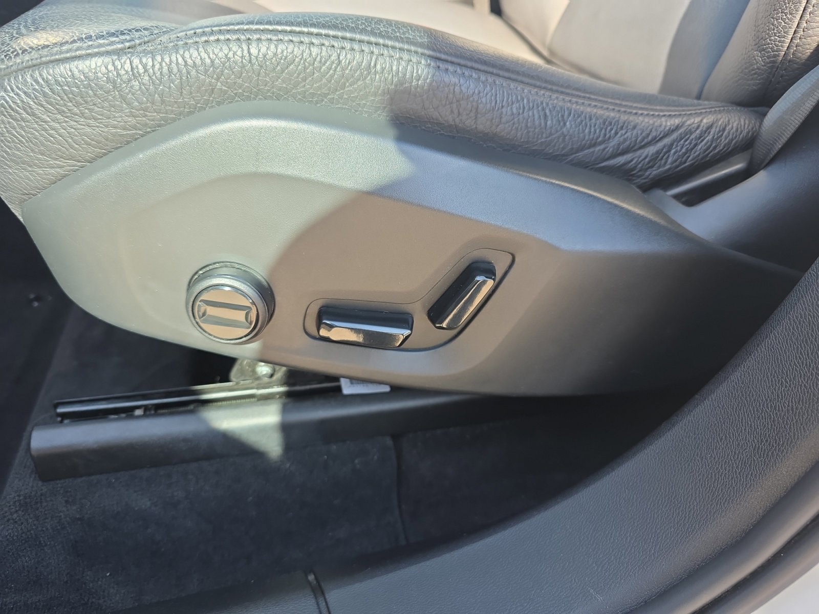 Used 2021 Volvo XC60 T5 Momentum w/ Premium Package image 14